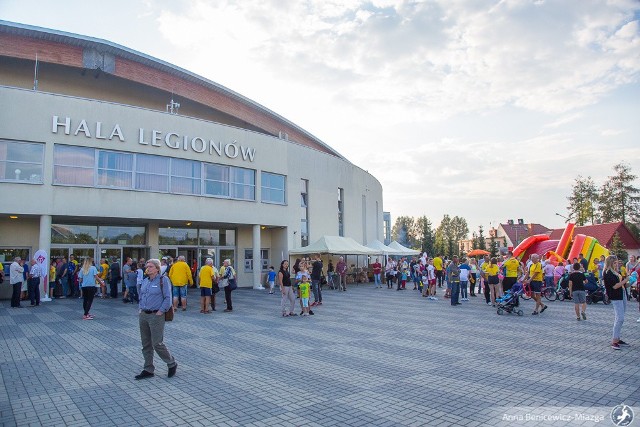 Niedzielny mecz Łomża Vive Kielce - Orlen Wisła Płock będzie można obejrzeć na telebimie, ustawionym przed Halą Legionów.