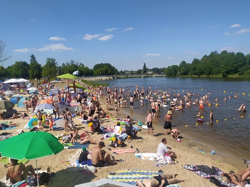 Staw Górny w Pionkach tętni życiem. Tłum ludzi na plaży oraz wiele atrakcji dla letników. Zobacz wideo i zdjęcia