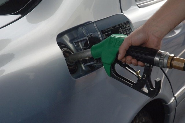 Fachowcy od rynku paliw przewidują, że paliwo w kraju powinno tanieć przynajmniej do końca roku.