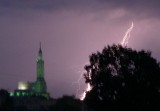 Burza nad miastem. Grad i błyskawice (zdjęcia)