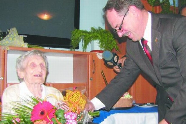 Jubilatka otrzymała od prezydenta Czesława Renkiewicza prezenty &#8211; kwiaty oraz wełniany koc.