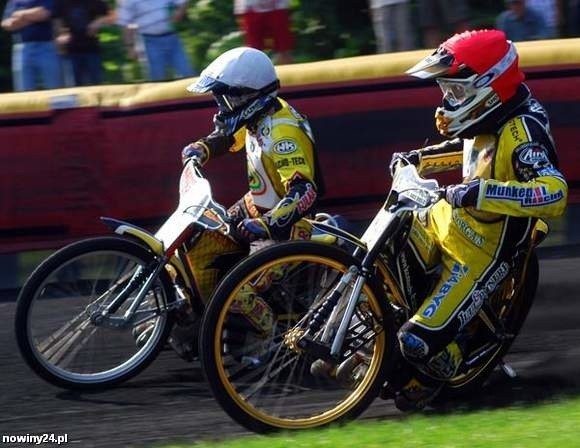 Kenneth Hansen (czerwony kask) zrezygnował z dwóch ostatnich startów w meczu przeciwko Polonii Piła. Nz. w walce z Łukaszem Linette.