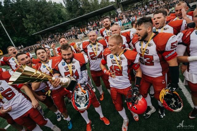 Panthers Wrocław, Tychy Falcons, Kraków Kings, Armia Poznań oraz Wataha Zielona Górą będą rywalami drużyny Towers Opole w przyszłym sezonie rozgrywek LFA 1. Wymieniona szóstka utworzy skład Grupy Południowej.Z kolei w Grupie Północnej zagrają: Lowlanders Białystok, Seahawks Gdynia, Warsaw Mets, Rhinos Wyszków, Wilki Łódzkie i AZS UWM Olsztyn Lakers.Rozgrywki rozpoczną się 23 marca. Co ciekawe, opolanie nie tylko po razie zagrają z każdym rywalem ze swojej grupy, ale czekają ich też trzy boje z ekipami z „północy”. Ich przeciwnicy pozagrupowi zostaną jednak  dobrani dopiero w trakcie sezonu.