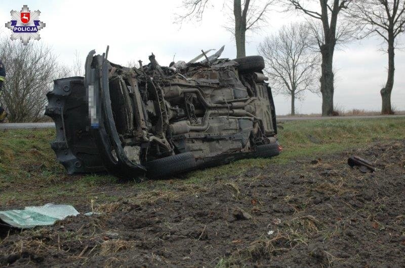 Wypadek w Woli Sernickiej pod Lubartowem. Zginął kierowca jaguara, który rozbił się na drzewie (ZDJĘCIA)                     