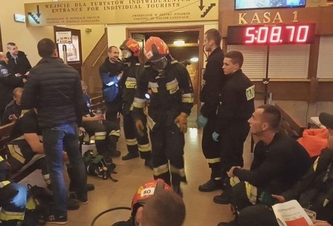 Ostrołęccy strażacy pokonywali na czas schody (i podesty) w… Kopalni Soli w Wieliczce [ZDJĘCIA]