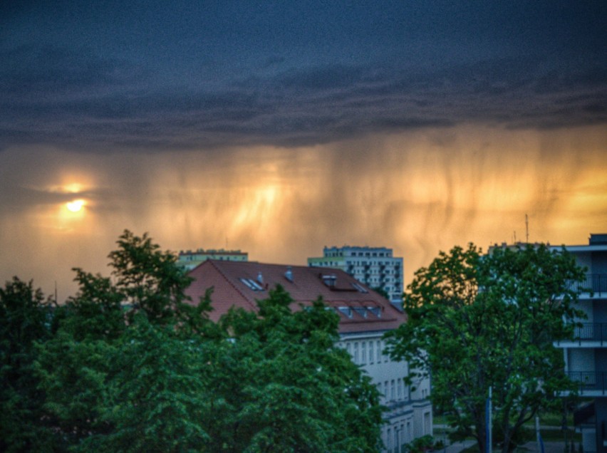 Przed godziną 21 do Bydgoszczy dotarła burzowa strefa z...