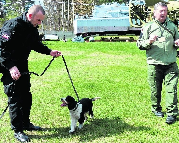 Alojzy Kwaśniewski (z prawej) prowadzi szkolenie psów....