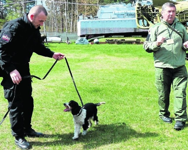 Alojzy Kwaśniewski (z prawej) prowadzi szkolenie psów. Spaniele, jak ten Dariusza Łuszcza, świetnie odnajdują narkotyki.