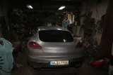 Porsche w dziupli samochodowej pod Inowrocławiem [ZDJĘCIA]