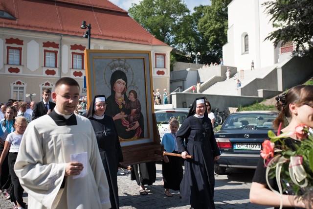 Uroczystość rozpoczęła się na schodach kościoła „na górce". W procesji do katedry przedstawiciele różnych środowisk nieśli kopię obrazu Matki Bożej Opolskiej.