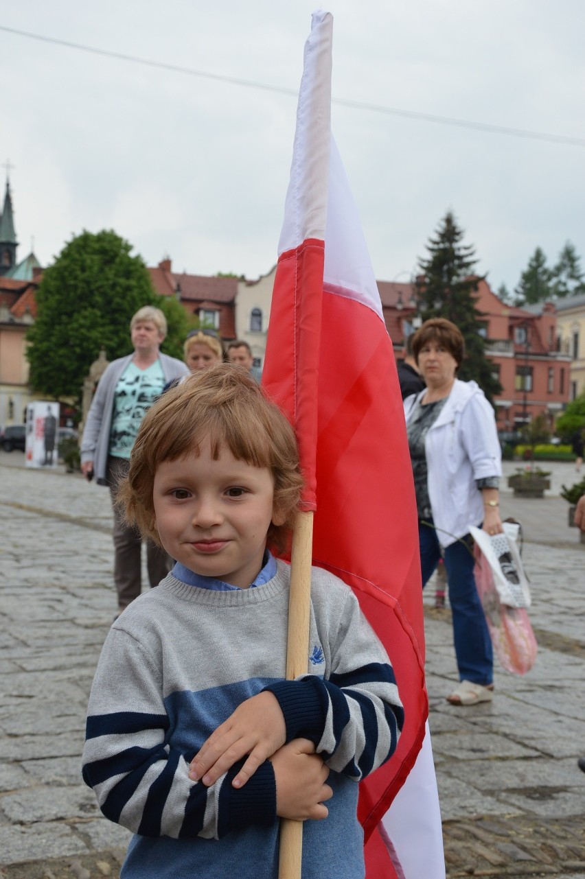 Myślenice. Święto Flagi - na Rynku zrobiło się biało-czerwono [ZDJĘCIA]