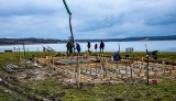 Trwa budowa nowych obiektów nad Jeziorem Tarnobrzeskim. Rewitalizacja terenów z myślą o turystach. Czeka ich trudne lato [ZDJĘCIA]