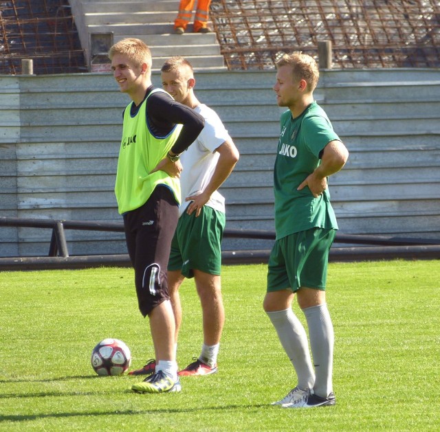 Piłkarze Stali Stalowa Wola (od lewej: Zbigniew Dąbek, Mateusz Kantor, Bartosz Horajecki) zmierzą się na wyjeździe ze Świtem Nowy Dwór Mazowiecki.