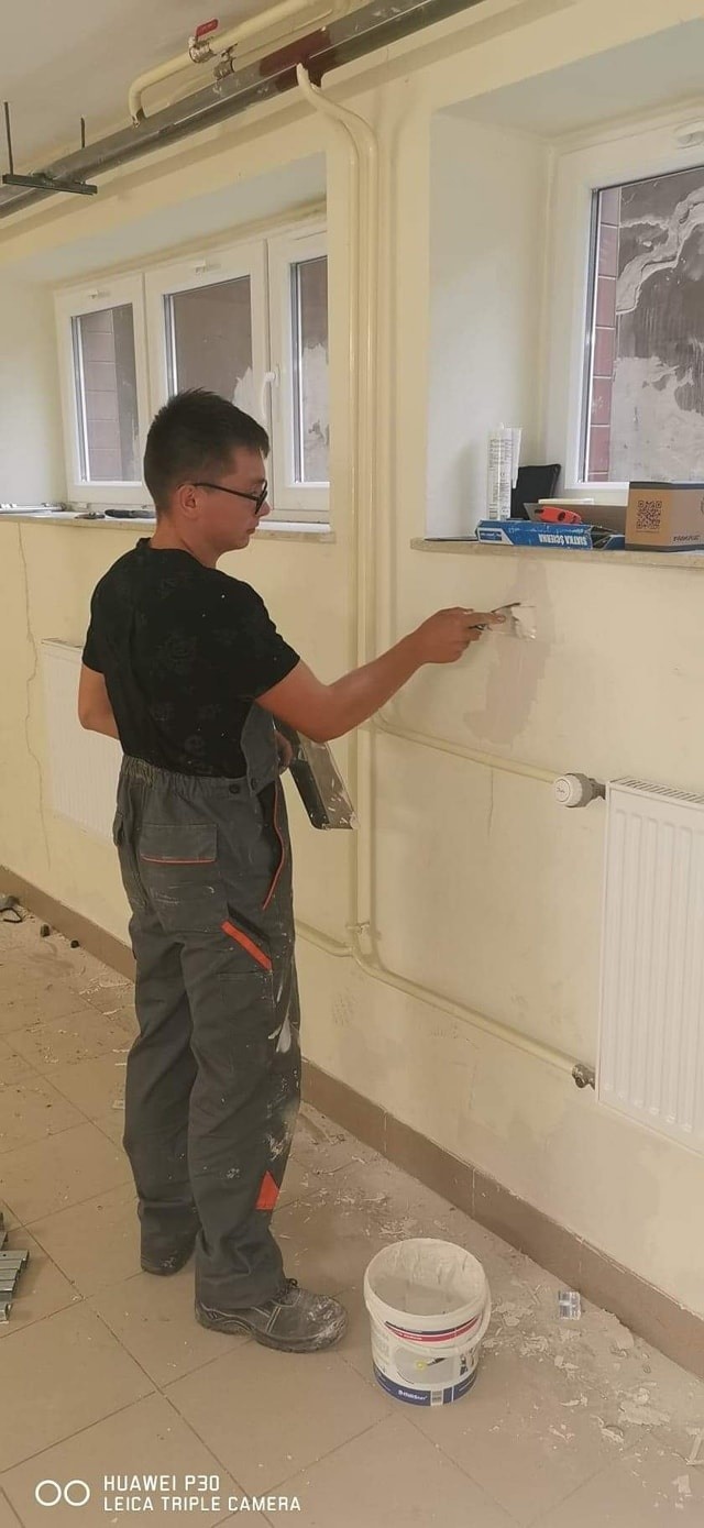 Uczniowie technikum w Opatowie wyremontowali pokój nauczycielski [ZDJĘCIA]
