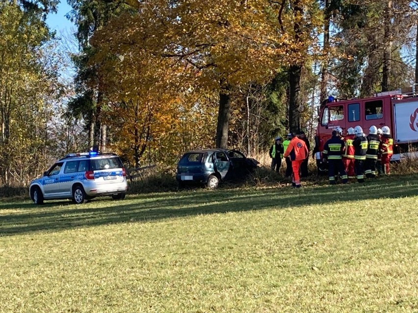 Ząb. Policja ścigała opla corsę. Ucieczka zakończyła się na drzewie. Kierowca był pod wpływem alkoholu