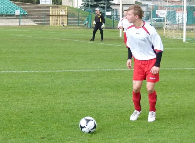 Piłkarze Gryfu Policzna (na pierwszym planie Kamil Denkiewicz), pokonali 3:0 Iskrę Gózd.