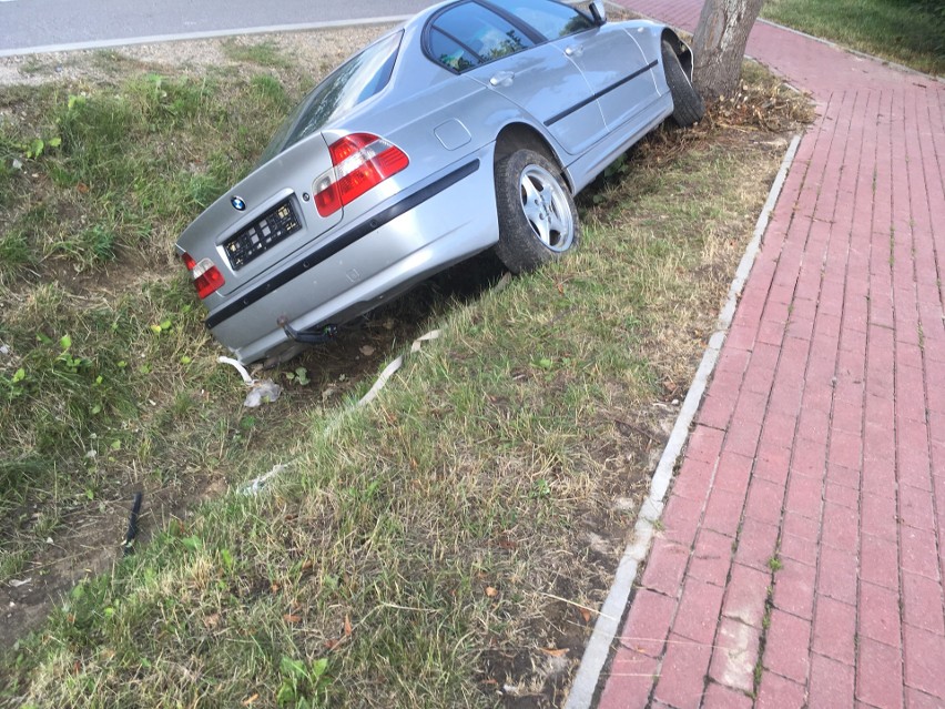 BMW "zaparkowane" w rowie i na drzewie. Co auto robi w Baćkowicach? [WIDEO, zdjęcia]