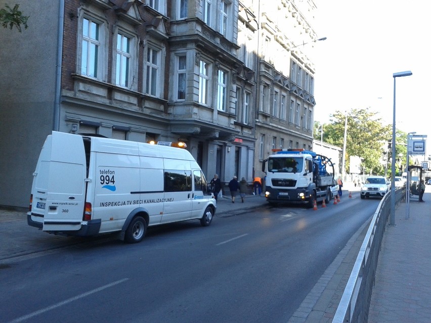 Wrocław: Trwają prace oczyszczające przy Pereca. Są korki [ZDJĘCIA]