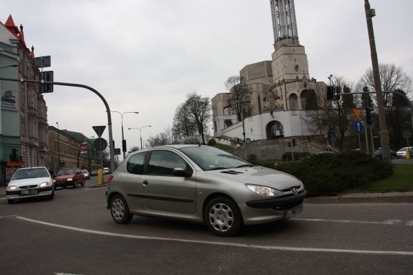 Kierowcy zawracając na Placu Dmowskiego łamią przepisy.