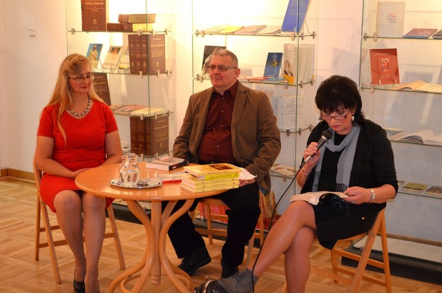 Robert Gong opowiadał o swoich książkach. Z prawej - Jadwiga Góźdź, z lewej &#8211; Marta Mazurek.