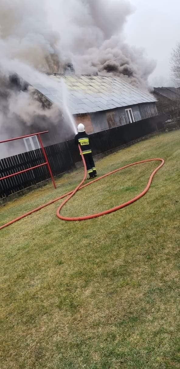 Myszyniec. Pożar domu w Myszyńcu Starym. Z pożarem walczyło kilka jednostek straży. 20.04.2022. Zdjęcia