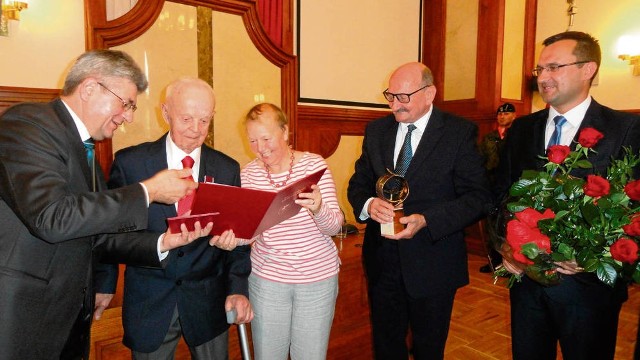 Bolesław Kozub w towarzystwie córki  odbiera od  władz powiatu tytuł Honorowego Obywatela