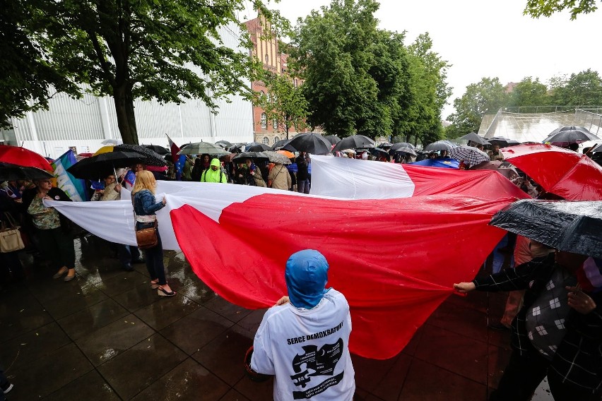 Szczecin: KOD-u marsz dla demokracji. Aura nie wystraszyła [WDEO, ZDJĘCIA]