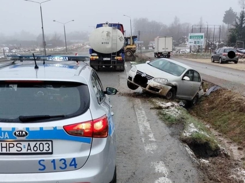 Wypadek w Czerwonej Górze. Volkswagen wypadł z drogi.
