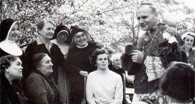 Krakowskie pielęgniarki i ks. Karol Wojtyła. Hanna Chrzanowska stoi druga od lewej