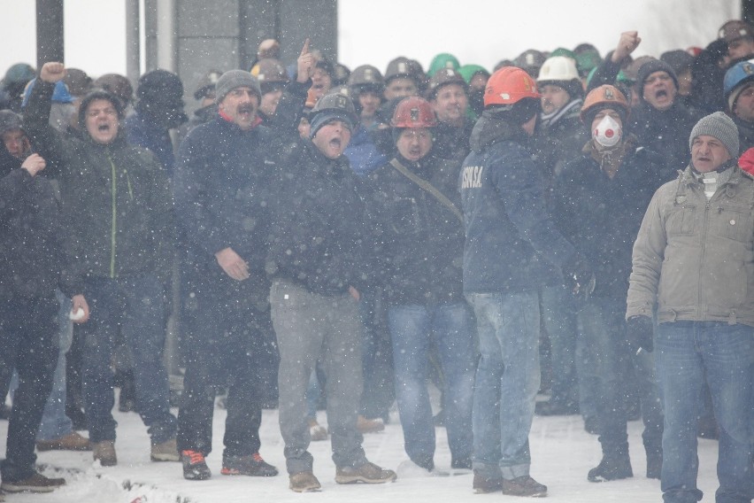 Strajk JSW: Bitwa górników z policją przed siedzibą JSW