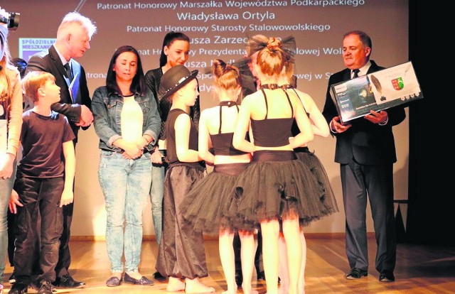 Nagrody wręczał starosta stalowowolski Janusz Zarzeczny, starostwo miało nad przeglądem patronat.