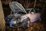 Kraksa w Świerkocinie. Volkswagen wypadł z drogi, samochód uderzył w drzewo