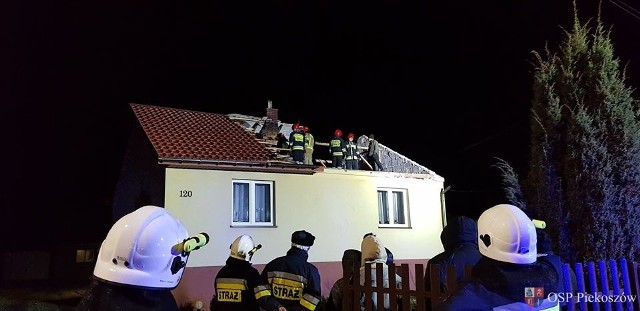 Zerwany dom w miejscowości Jaworznia - pracowali tu strażacy ochotnicy z Piekoszowa i Rykoszyna.