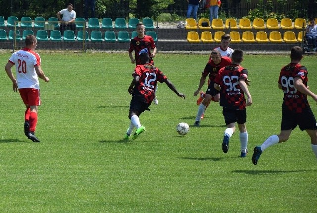 Piłkarze Oskara Przysucha (w czarno czerwonych strojach) przegrali z Mszczonowianką w Mszczonowie.