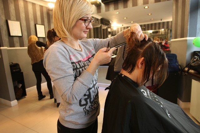 Wielu klientów z niecierpliwością czeka na otwarcie salonów fryzjerskich.