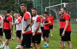 Nowi piłkarze i trenerzy na pierwszym treningu Korony Kielce. Są też zmiany w sztabie szkoleniowym. Doszli Jarosław Tkocz i Michał Macek
