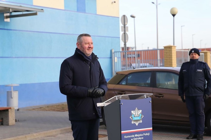 Ostrołęcka policja dostała dwa nowe radiowozy. Uroczyste przekazanie pojazdów odbyło się 30.01.2024
