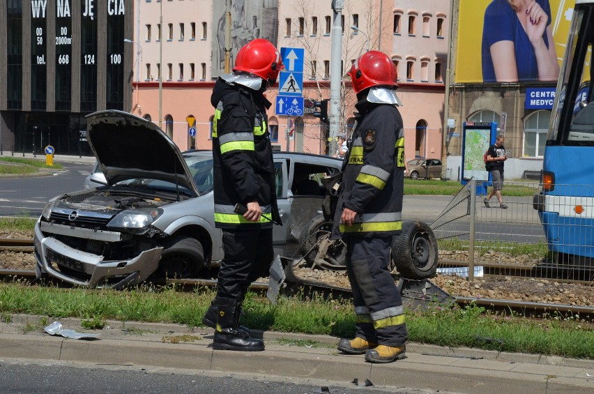 Wrocław: Wypadek na Legnickiej. Opel zablokował torowisko (ZDJĘCIA)