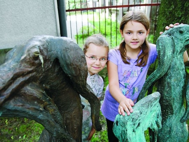 Karolina Suprun (na zdjęciu z prawej) do wspólnego rzeźbienia i udziału w konkursie namówiła swoją młodszą siostrę Marcelinę. W swoich pracach dziewczynki inspirowały się rzeźbami, które można oglądać w muzeum przy ul. Świętojańskiej.