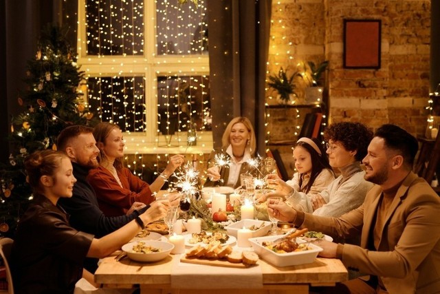 Podczas kolacji wigilijnej i świątecznego obiadu na stole pojawia się mnóstwo pysznych dań. Nie wszystkie zjadamy. Co wyrzucamy najczęściej? Kliknij galerię i się dowiedz.