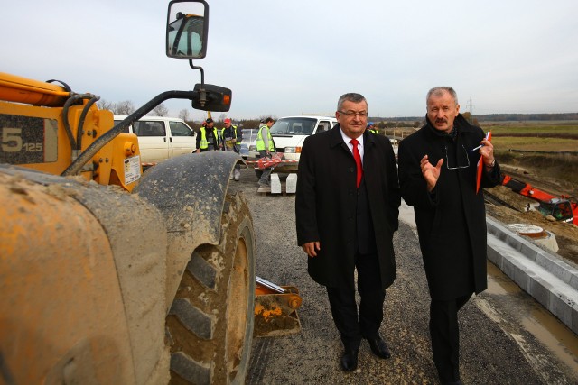 Wiesław Kaczor (z prawej) nie jest już szefem GDDKiA w Rzeszowie.