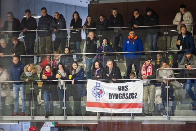 W meczu 2. kolejki II ligi hokeja na lodzie (grupa północna), rozegranym na Torbydzie, BKS Bydgoszcz wygrał z GKS Stoczniowiec II Gdańsk 3:1 (2:1, 0:0, 1:0).Bramki zdobyli: Cezary Gościński (14), Kamil Gościmiński (19), Szymon Kiliński (53) - Adam Wróbel (4).Mecz z trybun obejrzało ponad 250 kibiców.To druga wygrana podopiecznych Adama Witkowskiego.Na inaugurację sezonu bydgoski zespół wygrał w stolicy z KH Warsaw Capitals 4:3, potem w meczu awansem z 3. kolejki przegrał też na wyjeździe z ŁKH Łódź 2:6.W następnym meczu, w niedzielę 25 listopada, BKS Bydgoszcz podejmie w rewanżu KH Warsaw Capitals. Początek o godz. 14.00. ZOBACZ ZDJĘCIA Z NIEDZIELNEGO MECZU NA TORBYDZIE >>>>>