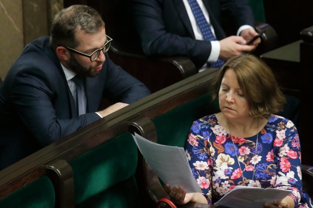 Pandemia nie zaszkodziła majątkom posłów z Łódzkiego - wynika z opublikowanych właśnie oświadczeń majątkowych posłów z Łódzkiego. Więcej jest posłów, którym oszczędności wzrosły niż zmalały, mimo, że  niektórzy kupili nowe samochody z rocznika 2020. Majątki kilkorga posłów należy liczyć w milionach, m.in. Joanny Lichockiej i Marka Matuszewskiego (oboje PiS) oraz Małgorzaty Niemczyk (PO/KO) czy Tomasza Treli(Lewica). SZCZEGÓŁY NA KOLEJNYCH SLAJDACH GALERII ZDJĘĆ...