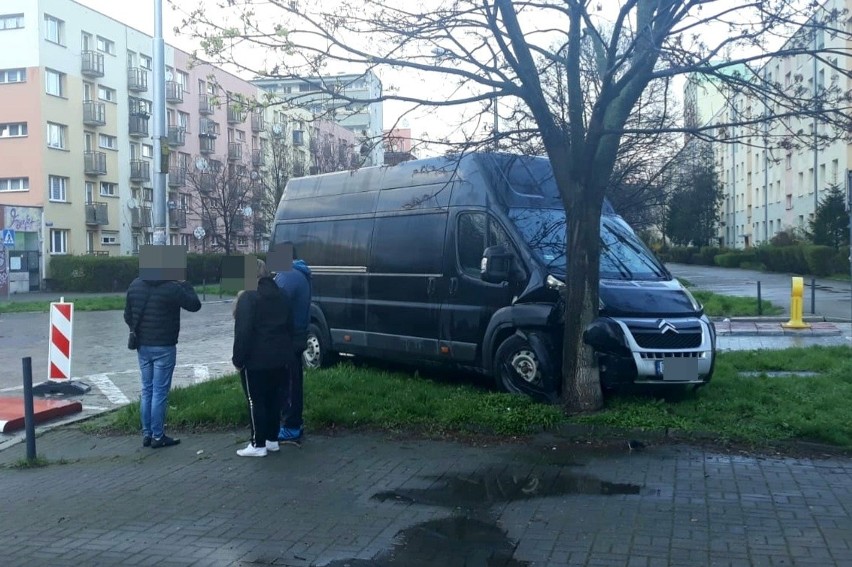 Wypadek dwóch samochodów na Grabiszynie. Bus uderzył w drzewo (ZDJĘCIA)