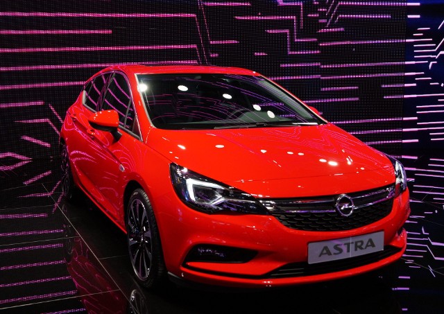 Opel Astra Podczas trwającego salonu samochodowego we Frankfurcie Opel zaprezentował najnowszą wersję modelu Astra. Pojazd został bardzo dokładnie dopracowany pod względem aerodynamiki.Fot. Tomasz Szmandra