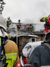 Pożar domu w Woli Filipowskiej. Zapaliło się poddasze, ogień gasiły liczne jednostki straży