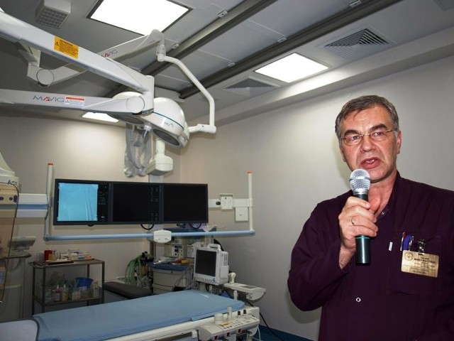 Dr Marek Wilczyński prezentuje nowe urządzenia szpitala