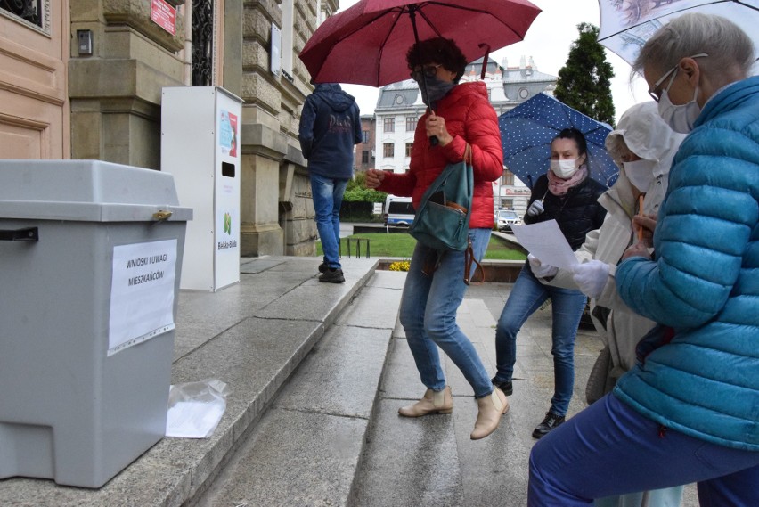 Mieszkańcy Bielska-Białej protestuja przeciwko udostępnianiu...