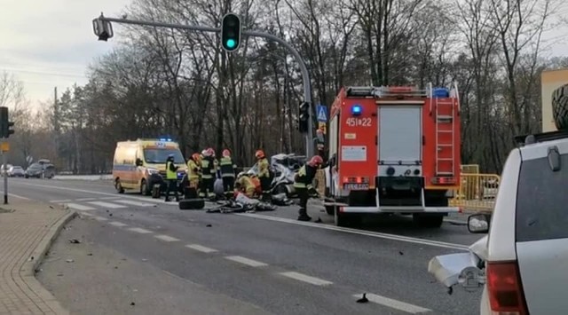 Do groźnego wypadku doszło  w piątek 8 stycznia przed godz. 14 w miejscowości Jamno na DK 14. Tuż obok szkoły podstawowej zderzyły się dwa pojazdy: Jeep i Opel. ZDJĘCIA I WIĘCEJ INFORMACJI - KLIKNIJ DALEJ