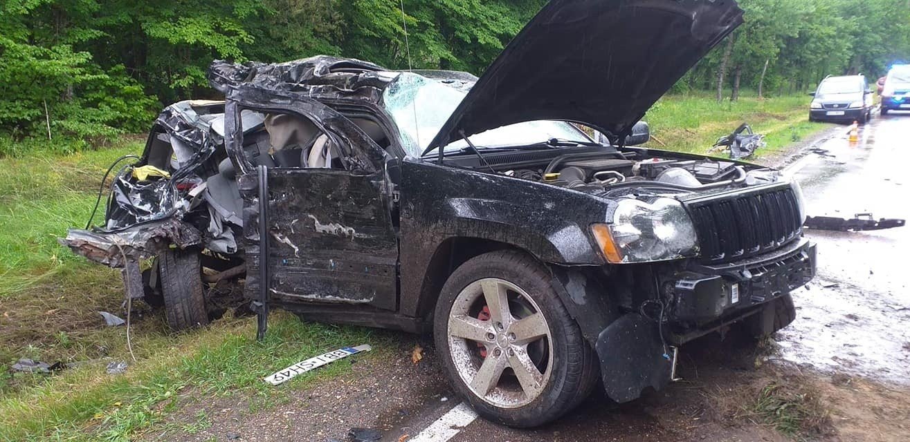 Wojszki. Wypadek na DK19. Samochód uderzył w drzewo i